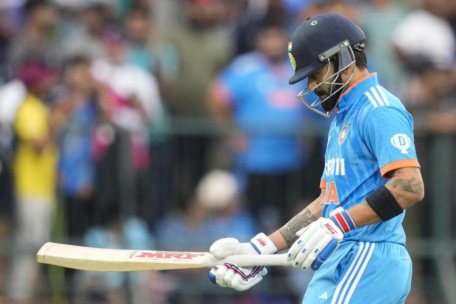 পঞ্চম ওভারের শেষ বল যেন পুরনো কোহলির ঝলক পাওয়া গেল। নাসিমের ১৪৪ কিমি প্রতি ঘণ্টার বলটি কোনও ভাবেই হাফ ভলি ছিল না। শরীর আর পায়ের চেয়ে অনেকটা দূরে তখনও বল। কোহলির ব্যাট এগিয়ে গেল সে দিকেই। ক্রিকেটীয় পরিভাষায় ‘অন দ্য রাইজ়’ কভার ড্রাইভ করলেন কোহলি। ব্যাটের মোক্ষম জায়গায় বল লাগতেই তার আর কূলকিনারা পাওয়া যায়নি। বাউন্ডারি। কোহলির পক্ষেই সম্ভব। 