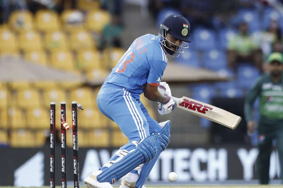 যে শট খেলে কোহলি হাজার হাজার রান করেছেন অবলীলায়, শাহিন শাহ যেন তাকেই নিশানা করেছিলেন। অফ স্টাম্পের বাইরে শর্ট বলটিকে হালকা পাঞ্চ করে এক রান নেবেন ভেবেছিলেন কোহলি। কিন্তু এ বার রোহিতের ভুল করে ফেললেন কোহলিও। বল কোহলির ব্যাটের কোনায় লেগে লেগ স্টাম্প নাড়িয়ে দিল। মাত্র ৬ বল খেলেছেন, রান করেছেন ৪। 