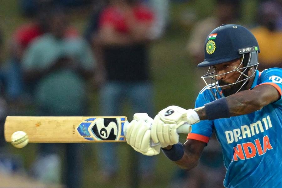 হার্দিক জানতেন, বল নরম হলেই পাক জোরে বোলারদের জারিজুরি খতম। সে জন্য ধৈর্য ধরে রাখছিলেন। বল খেলছিলেন মাথার নীচে। বাইরের বল তাড়া করতে দেখা গেল না এক বারও। এই হার্দিক দিনকে দিন মিডল অর্ডারের কোহিনূর হয়ে উঠছেন। অনেকেই বলে থাকেন, যুবরাজের আগ্রাসী ভাব আর ধোনির মস্তিষ্ক— এই দুইয়ের অনবদ্য মিশেল রয়েছে হার্দিকের মধ্যে। চাপের ম্যাচে তা আবার করে দেখালেন হার্দিক। 