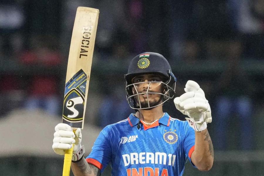 ভারতের রান রেট ক্রমশ চড়ছে দেখে পাক অধিনায়ক বাবর আজ়ম রউফকে ফিরিয়ে আনেন। ৩৭তম ওভারে ব্যাক অফ লেংথ বলে সপাটে পুল করেন ঈশান। ব্যাটের তলার দিকে লেগে বল সোজা উঠে যায় উপরে। আজ়ম সেই ক্যাচ ফস্কাননি। চাপের মুখে দাঁড়িয়ে ঈশানের দুর্দান্ত ইনিংস ভরসা জোগায়। ফেরার সময় বাঁহাতি ব্যাটারের সংগ্রহ ৮২ রান। খেলেছেন ৮১টি বল। 