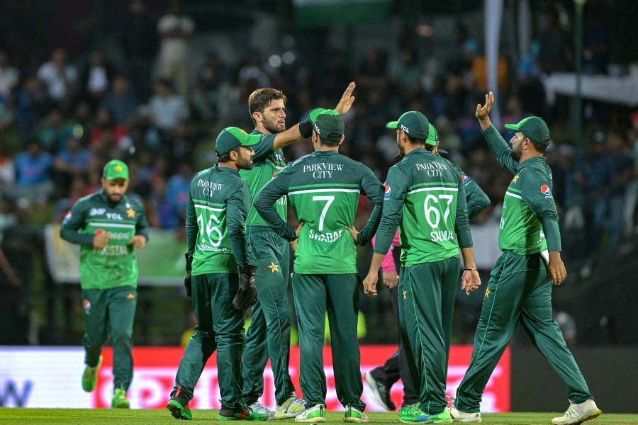 মাঝের ওভারগুলিতে দুরন্ত খেলে আপাত কঠিন হয়ে ওঠা ম্যাচ তুলনামূলক সহজ হয়ে গিয়েছে। এ বার শেষ ১০ ওভারের চ্যালেঞ্জ। ক্রিজে হার্দিকের সঙ্গে রবীন্দ্র জাডেজা। ৪০তম ওভারে হার্দিক রউফকে প্রথম বলে যে ঝোড়ো স্ল্যাশ করলেন তাতে জোরের চেয়ে বেশি ছিল অদম্য জেদ। খেলা হাত থেকে বেরিয়ে যাওয়ার প্রমাদ গুনছিলেন সম্ভবত বাবর। 