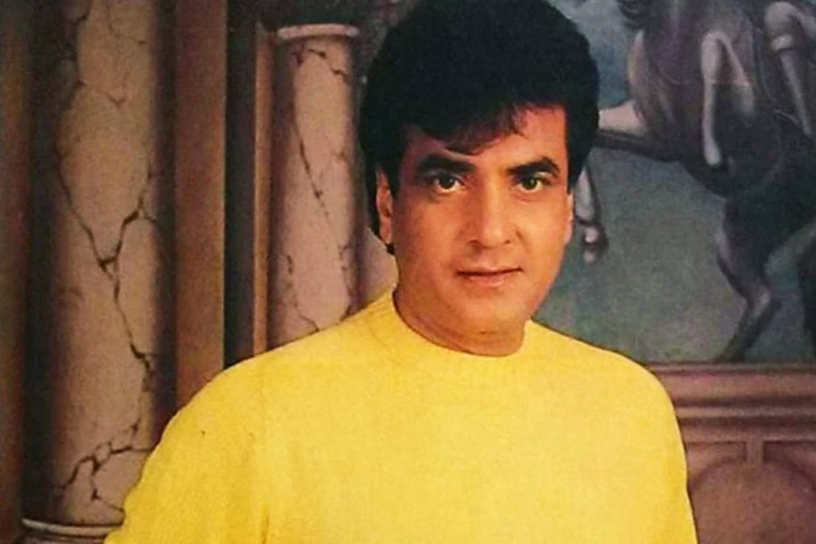 Which bollywood actor did work in remake movies in bollywood industry the most