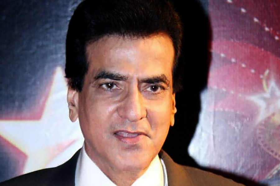 Which bollywood actor did work in remake movies in bollywood industry the most