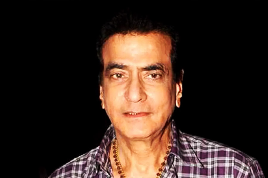 Which bollywood actor did work in remake movies in bollywood industry the most