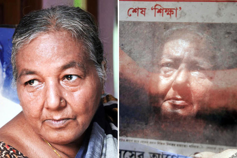 স্মৃিতমেদুর: প্রয়াত শিক্ষক দিবাকর মাহাতোর ছবির সামনে স্ত্রী সন্ধ্যা মাহাতো। ডান দিকে, কাচে বাঁধানো স্বামীর মৃত্যুসংবাদে স্ত্রীর মুখের প্রতিফলন। মূল ছবি, মৃত দিবাকর মাহাতোর সেই নীল কলম ধরা হাত। এই ছবিটিই প্রকাশিত হয়েছিল মৃত্যুর পরের দিন আনন্দবাজার পত্রিকার প্রথম পাতায়, ২০১০ সালের ৫ সেপ্টেম্বর।