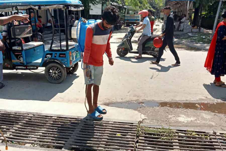 ডেঙ্গি নিয়ন্ত্রণে নিকাশি নালার বাইরে স্প্রে করা চলছে আলিপুরদুয়ারে।