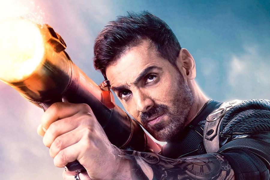 চলতি বছরে ‘পাঠান’ ছবিতে অভিনয় করে দর্শকের নজর কাড়েন বলি অভিনেতা জন আব্রাহম। শাহরুখ খানের চেয়ে অভিনয়ের দিক থেকে কোনও অংশে কম যাননি জন। ২০০৪ সালে মুক্তিপ্রাপ্ত ‘ধুম’ ছবির প্রায় দুই দশক পর আবার খলনায়কের চরিত্রে অভিনয় করে নিজের দক্ষতা বুঝিয়ে দিলেন জন। পেশাগত জীবন নিয়ে প্রকাশ্যে আলোচনা করলেও অভিনেতার স্ত্রী প্রিয়া রুঞ্চল আলোর রোশনাইয়ের আ়়ড়ালেই থাকেন। এমনকি বিয়ের আগে জনের সঙ্গে প্রিয়ার নাম জড়ানোর সঙ্গে সঙ্গেই বলিপাড়ায় শুরু হয় বিতর্ক।