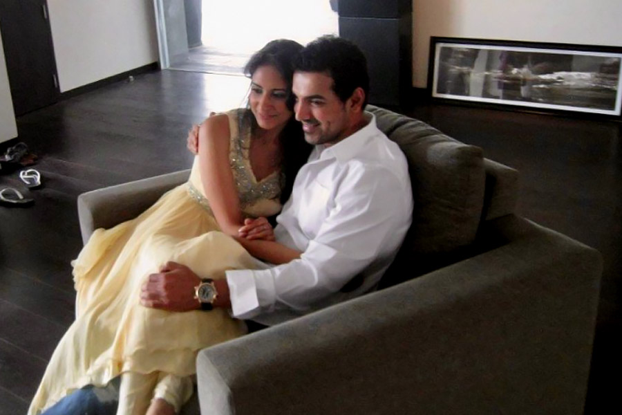 এমবিএ পড়ার জন্য লন্ডনেও যান প্রিয়া। জনের সঙ্গে তাঁর নাম জড়ানোর সঙ্গে সঙ্গেই বিতর্কে জড়িয়ে পড়েন প্রিয়া।