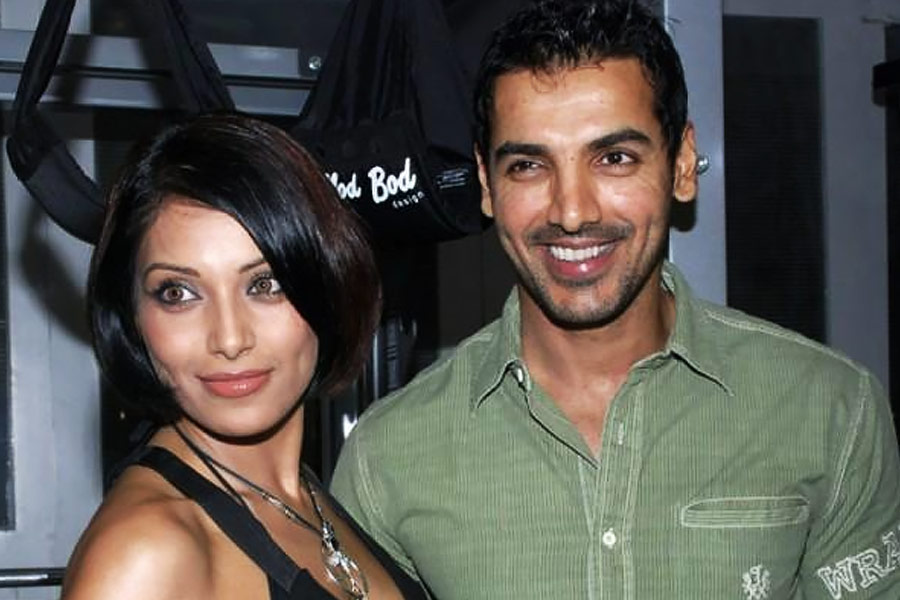 বলিপাড়ার একাংশের অনুমান, ২০১০ সালের ডিসেম্বর মাসে মুম্বইয়ের বান্দ্রার একটি জিমে জনের সঙ্গে প্রিয়ার প্রথম আলাপ হয়। কানাঘুষো শোনা যায়, সেই সময় বিপাশার সঙ্গেও সম্পর্কে ছিলেন জন। একাংশের দাবি, প্রিয়ার জন্যই জন এবং বিপাশার বিচ্ছেদ হয়।