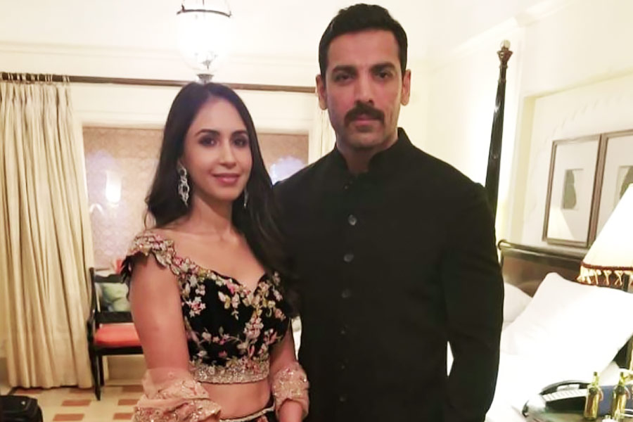 বিপাশার সঙ্গে সম্পর্কে ইতি টানার পর বিভিন্ন জায়গায় জনের সঙ্গে প্রিয়াকে দেখা যায়। জন-বিপাশার সম্পর্কে ভাঙন ধরাতে প্রিয়াই যে তৃতীয় ব্যক্তির চরিত্রে ছিলেন, তা নিয়ে আলোচনা হতে থাকে বলিপাড়ায়।