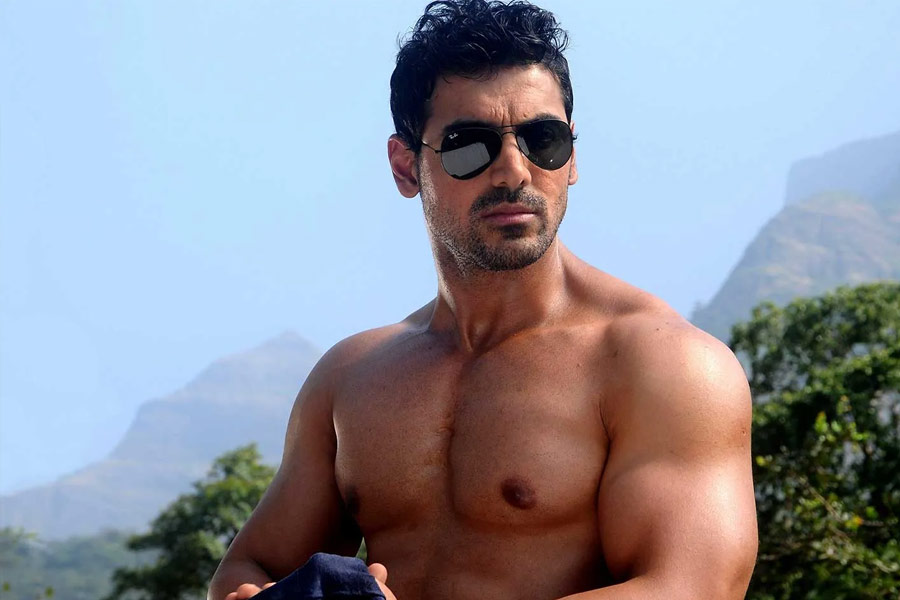 পরে অবশ্য জন তাঁর সঙ্গে প্রিয়ার সম্পর্ক নিয়ে মুখ খোলেন। এক পুরনো সাক্ষাৎকারে জন জানিয়েছিলেন, ২০১১ সালে প্রিয়ার সঙ্গে আলাপ হয় তাঁর। প্রথমে দু’জনের মধ্যে বন্ধুত্ব থাকলেও পরে তা প্রেমে গড়ায়। প্রিয়ার সঙ্গে আলাপের বহু আগেই বিপাশার সঙ্গে জনের সম্পর্ক শেষ হয়ে যায় বলে দাবি করেন অভিনেতা।