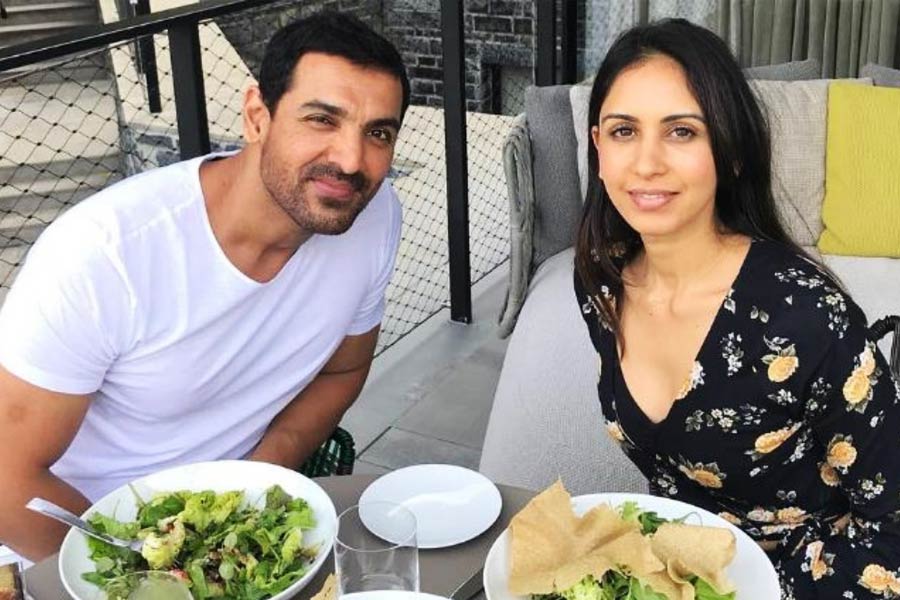 তিন বছর সম্পর্কে থাকার পর জনের সঙ্গে ২০১৪ সালে লস অ্যাঞ্জেলেসে গাঁটছড়া বাঁধেন প্রিয়া। নিকটাত্মীয় এবং কাছের বন্ধুদের নিমন্ত্রণ করেছিলেন তাঁরা।