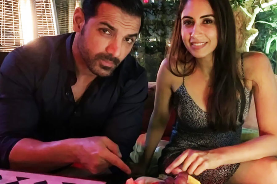 বিয়ের এত বছর পরেও আলোর রোশনাই থেকে নিজেকে দূরে রাখেন প্রিয়া। এ প্রসঙ্গে জন বলেন, ‘‘ও নিজের জীবনের সব কিছু ব্যক্তিগত রাখতে পছন্দ করে। নিজের পেশা নিয়েও বেশি মাতামাতি করতে চায় না। আমারও এ রকম ভাবে থাকতেই ভাল লাগে।’’