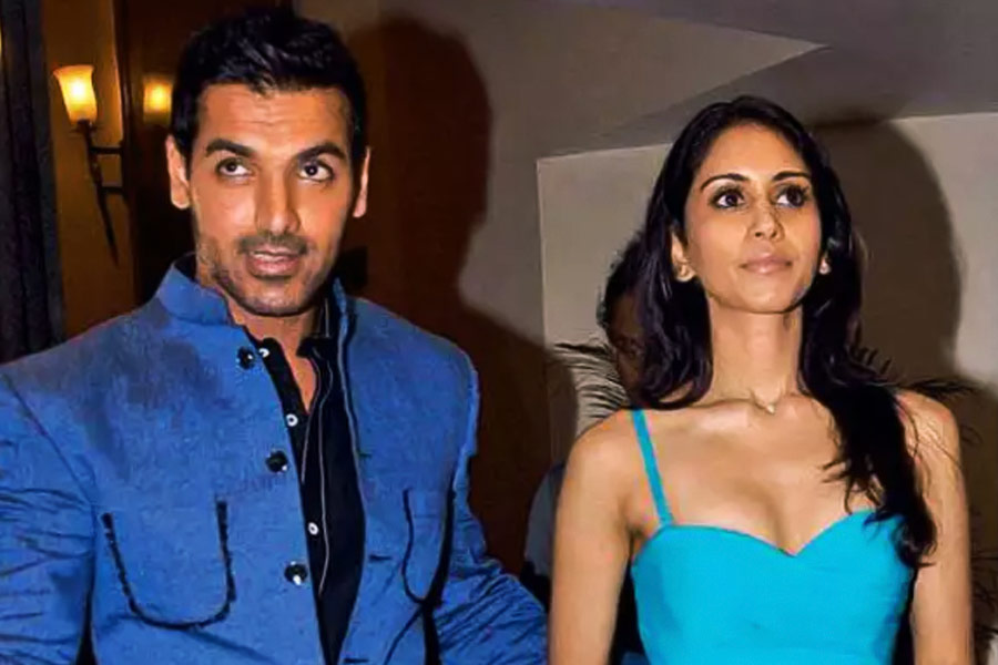 জন এক পুরনো সাক্ষাৎকারে বলেছিলেন, ‘‘আমার সঙ্গে প্রিয়ার সম্পর্ক একদম ঠিকঠাক রয়েছে। বিচ্ছেদের বিষয়টি পুরোটাই রটনা। আমি এই নিয়ে আলোচনা করতেই চাই না। যে যা খুশি বলুক। সবই মিথ্যা।’’