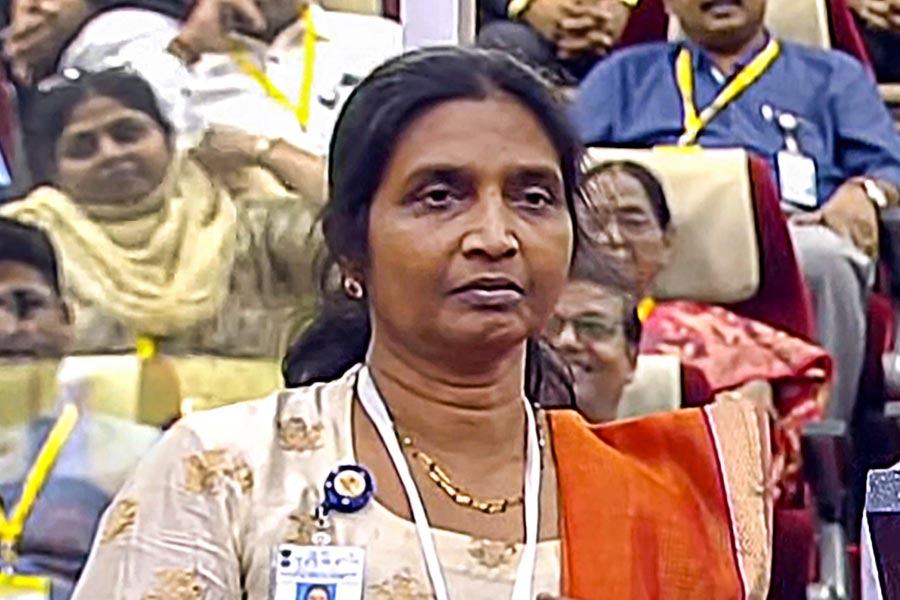 গলার উচ্ছ্বাসে কিশোরীর উত্তেজনা। কে বলবে তাঁর বয়স ৫৯। দুই সন্তান আছে তাঁর। নিগারের দুই সন্তানই কৃতী। পুত্র নেদারল্যান্ডসে গবেষণা করছেন। কন্যা চিকিৎসাবিদ্যা নিয়ে পড়াশোনা করছেন স্নাতকোত্তর স্তরে।