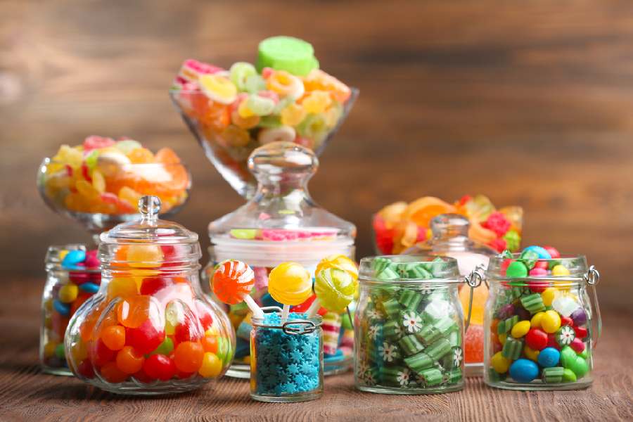 শিশুর হাতে ক্যান্ডি তুলে দেওয়ার আগে সতর্ক থাকবেন। 