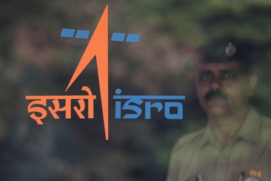 এর পরেই ১৯৮৭ সালে ইসরোয় যোগ দেন তিনি। প্রথমে শ্রীহরিকোটার সতীশ ধওয়ন মহাকাশকেন্দ্রে যোগ দেন। পরে আসেন বেঙ্গালুরুর ইউ আর রাও স্যাটেলাইট সেন্টারে।