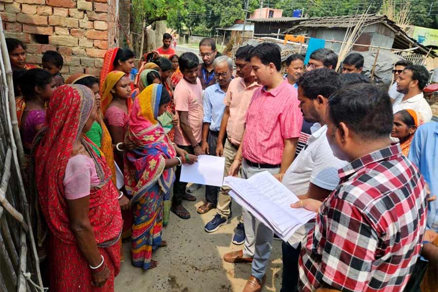 রতুয়ায় বাড়িতে গিয়ে পরিযায়ী শ্রমিকদের তথ্য সংগ্রহে মহকুমাশাসক (চাঁচল) কল্লোল রায় ও প্রশাসনের আধিকারিকেরা।