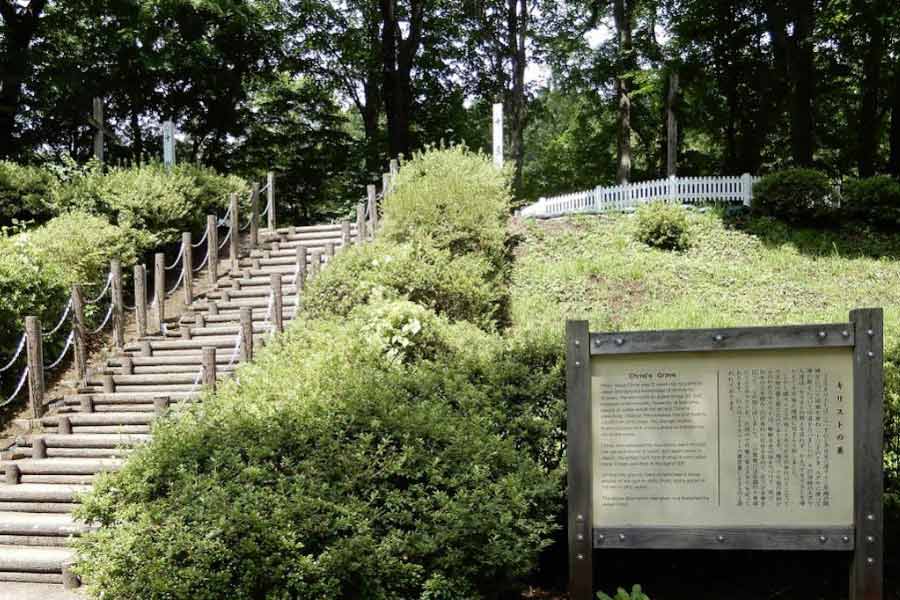 যে জায়গাটি যিশুর সমাধি বলে পরিচিত, সেটি একটি টিলার উপরে অবস্থিত। তথাকথিত সমাধিটির উপরে একটি বৃহৎ ক্রস বসানো রয়েছে।