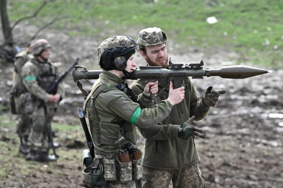 Ex KGB spy says those closest to Putin could be turning against him 