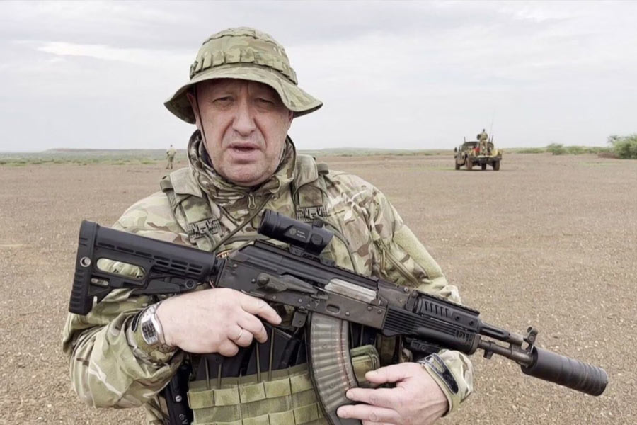 Ex KGB spy says those closest to Putin could be turning against him 