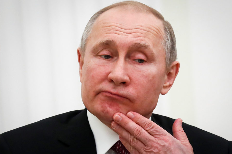 Ex KGB spy says those closest to Putin could be turning against him 