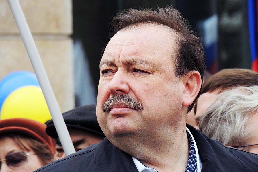 Ex KGB spy says those closest to Putin could be turning against him 