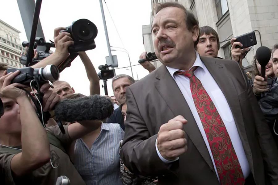 Ex KGB spy says those closest to Putin could be turning against him 