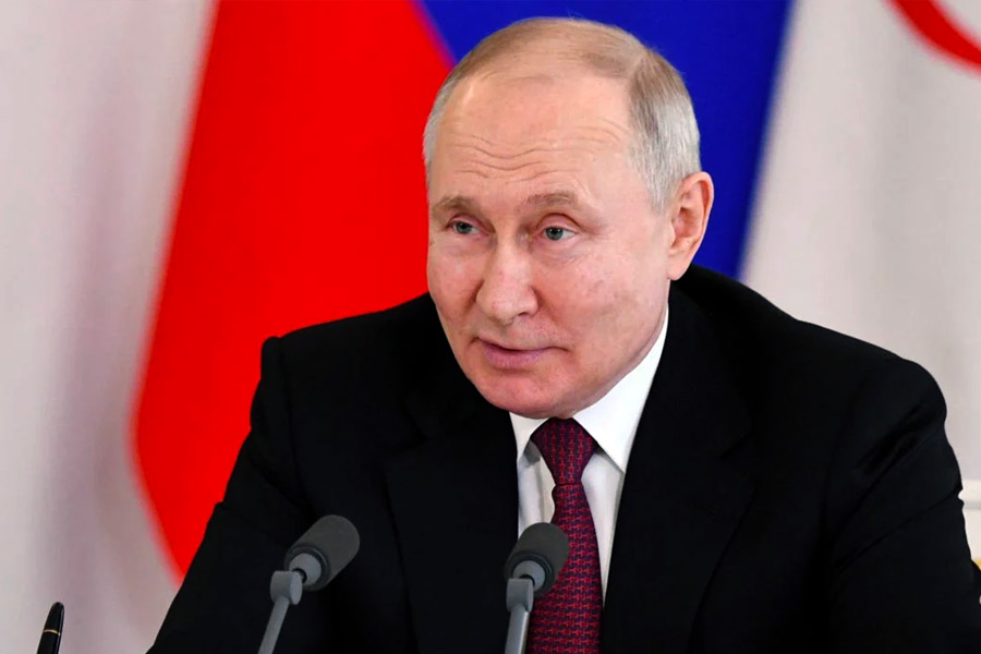 গত এক বছর রুশ প্রশাসনের অন্দরের ছবিটা ক্রমশ বদলে যাচ্ছে বলে দাবি করেছেন গাদকভ। তাঁর কথায়, যে অধস্তনরা পুতিনকে জোহুজুর করত, তাঁরাও আর পুতিনের নেতৃত্ব মানতে চাইছেন না। তাঁর সঙ্গে এই বিষয়ে একাধিক রুশ আমলা, রাজনীতিকের কথা হয়েছে বলেও দাবি করেছেন তিনি।