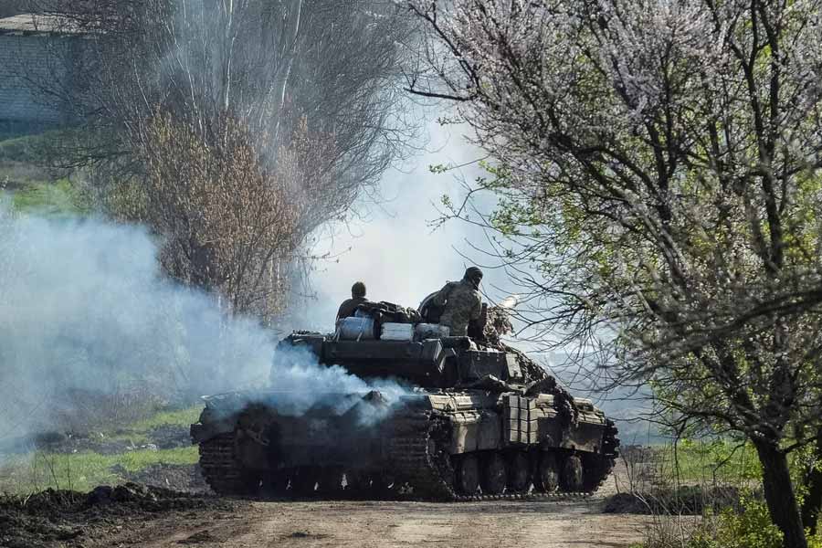 স্টানোভায়ার মতে, অভিজাতদের প্রথম দলটি ইউক্রেন যুদ্ধ শুরু হওয়ার দিন থেকেই মনে করছে রাশিয়ার আরও ভেবেচিন্তে পা ফেলা উচিত ছিল। যুদ্ধ কিছু দিনের জন্য স্থগিত রাখারও নাকি দাবি তুলেছিল এই অংশটি।