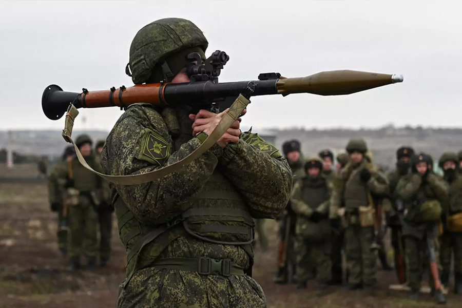 অন্য দিকে, বিপ্লবী অংশটি মনে করছে, যে কোনও মূল্যে লড়াই চালিয়ে যেতেই হবে রাশিয়াকে। নইলে পশ্চিমি দুনিয়ার কাছে মুখ পুড়বে বলে মনে করছেন তাঁরা।