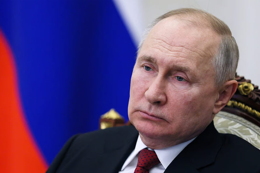 স্টানোভায়ার বক্তব্য, খেরসন এবং খারকিভের অধিকার হারানোর পর অভিজাতদের এই দুই গোষ্ঠীই পুতিনকে ‘দুর্বল’ শাসক বলে মনে করছে। আর এতেই বিড়ম্বনা বেড়েছে পুতিনের।