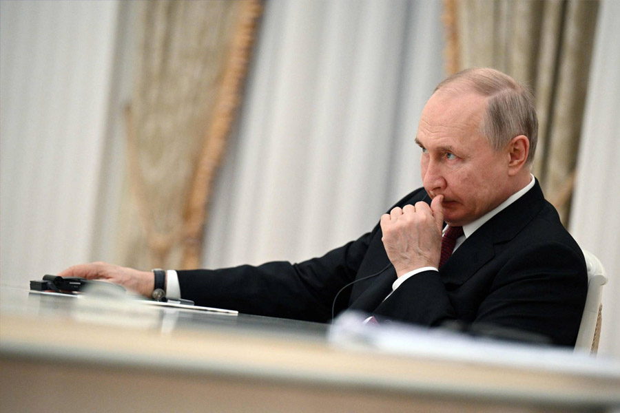 Ex KGB spy says those closest to Putin could be turning against him 