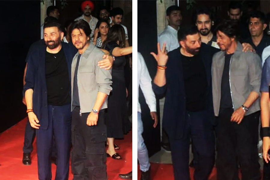 ‘গদর ২’ ছবির সাফল্যের পার্টিতে এক ফ্রেমে ধরা দিলেন শাহরুখ খান এবং সানি দেওল। ১৬ বছর ধরে দুই অভিনেতার মধ্যে যে বরফ জমেছিল তা শেষ পর্যন্ত গলেছে। কিন্তু বচ্চন পরিবারের সঙ্গে সানির দূরত্ব ক্রমশ যেন বেড়েই চলেছে। বচ্চন পরিবারের তিন সদস্যকে কোনও ভাবেই সহ্য করতে পারেন না সানি।