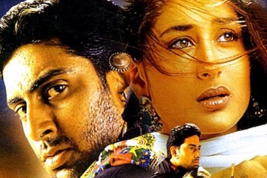 ‘রিফিউজি’ ছবির মাধ্যমে যেন অভিষেক বলিউডে আত্মপ্রকাশ করেন জেপি দত্তকে সেই অনুরোধ করেন অমিতাভ। অমিতাভের কথা মেনে সানির পরিবর্তে অভিষেককেই ‘রিফিউজি’ ছবিতে অভিনয়ের প্রস্তাব দেন জেপি দত্ত।