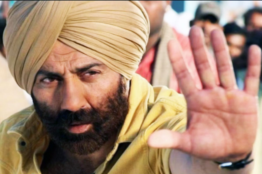 অমিতাভের অনুরোধে জেপি যে তাঁর সিদ্ধান্ত বদলে ফেলেন তা কানাঘুষোয় জানতে পারেন সানি। বলিপাড়ার একাংশের দাবি, এই কারণেই অভিষেকের প্রতি রেগে যান সানি। এমনকি জেপি দত্তের সঙ্গে কথা বলাও নাকি বন্ধ করে দিয়েছিলেন সানি।