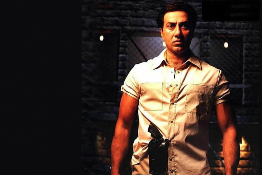 সানি যখন কেরিয়ারের মধ্যগগনে সেই সময় অভিনয়জগতে নিজের পরিচিতি গড়তে শুরু করেন ঐশ্বর্যা। সানির সঙ্গে ‘ইন্ডিয়ান’ নামের একটি হিন্দি ছবিতে অভিনয়ের সুযোগ পান ঐশ্বর্যা।