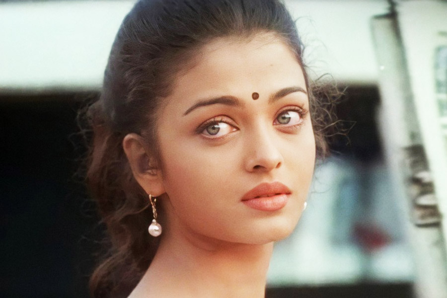 সানির সঙ্গে ‘ইন্ডিয়ান’ ছবির বেশ কিছু দৃশ্য শুটও করেন ঐশ্বর্যা। বলিউডের অন্দরমহল সূত্রে জানা যায়, এই ছবিতে একটি গানের দৃশ্যও শুট করে ফেলেছিলেন দুই তারকা। গানটি শুট করতে এক কোটি টাকা খরচ হয়েছিল।