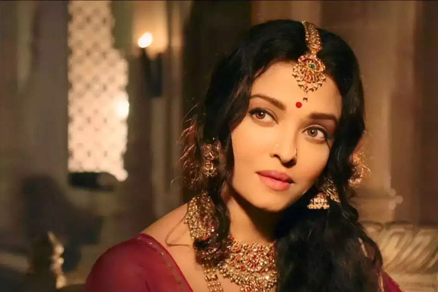 কিন্তু ‘ইন্ডিয়ান’ ছবি থেকে মাঝপথে বেরিয়ে যান ঐশ্বর্যা। অভিনেত্রী ছেড়ে যাওয়ার পর সেই ছবির শুটিংও বন্ধ হয়ে যায়।