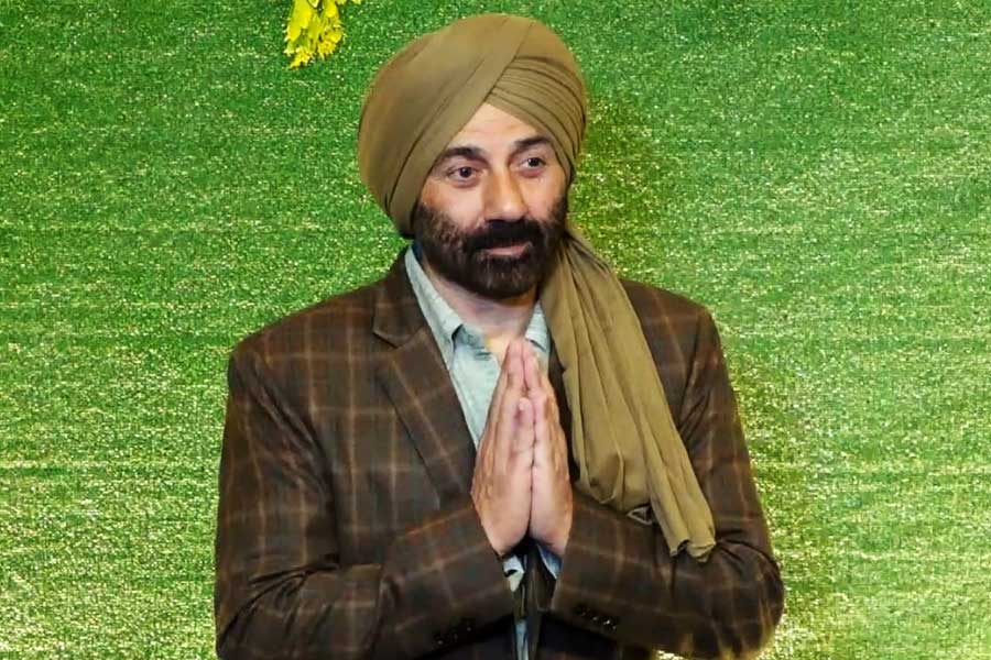 সানির দাবি, ‘ইন্ডিয়ান’ ছবি ছেড়ে বেরিয়ে গেলেও পরে অন্যান্য ছবিতে অভিনয়ের জন্য ঐশ্বর্যাকে একাধিক বার প্রস্তাব দিয়েছিলেন অভিনেতা। কিন্তু বার বার সানির প্রস্তাব ফিরিয়ে দিয়েছেন ঐশ্বর্যা।