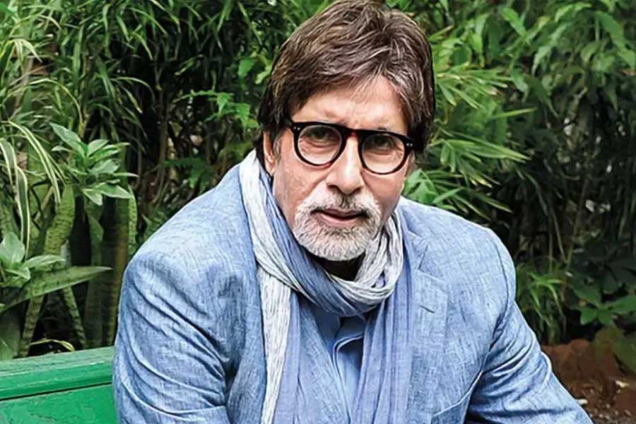 শুধু অভিষেক এবং ঐশ্বর্যাই নয়, অমিতাভের প্রতিও ক্ষোভ রয়েছে সানির। অমিতাভের সঙ্গে সানির বাবা ধর্মেন্দ্রের বন্ধুত্ব বহু দিনের। সেই সূত্রে অমিতাভের সঙ্গে আলাপ সানির।