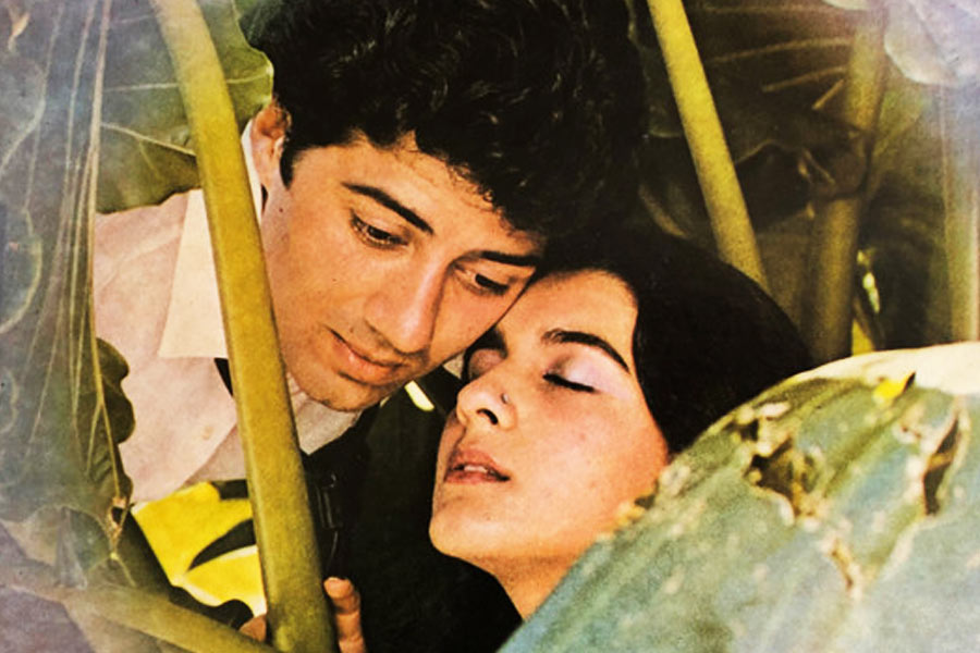 বলিপাড়ার একাংশের দাবি, ‘বেতাব’ ছবির পর সানির রাতারাতি জনপ্রিয়তা দেখে নাকি অমিতাভ নিরাপত্তাহীনতায় ভুগতে শুরু করেন।