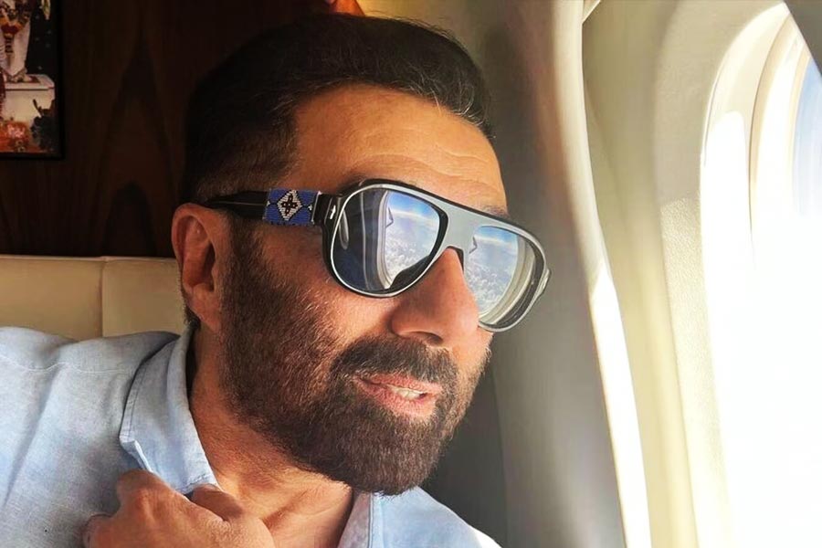 সানি এক পুরনো সাক্ষাৎকারে জানিয়েছিলেন, ‘ইনসানিয়ত’ ছবিতে সানির চরিত্রটি গুরুত্বপূর্ণ বলে অভিনেতার কাছে দাবি করেন ছবির পরিচালক টোনি জুনেজা। কিন্তু শুটিংয়ের সময় সব কিছু বদলে যায়।