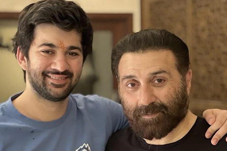  চলতি বছরের জুন মাসে সানির পুত্র কর্ণ দেওলের বিয়ে হয়। সানির বাড়ি থেকে অমিতাভের বাড়ির ঢিলছোড়া দূরত্ব হওয়া সত্ত্বেও বচ্চন পরিবারকে পুত্রের বিয়েতে নিমন্ত্রণ করেননি সানি।