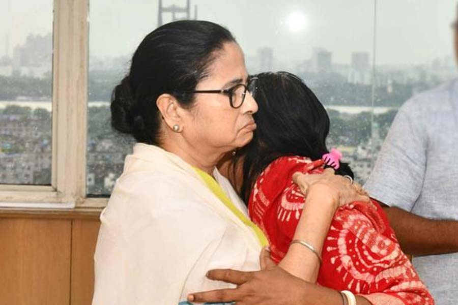 Image of Mamata Banerjee and mother of JU Student
