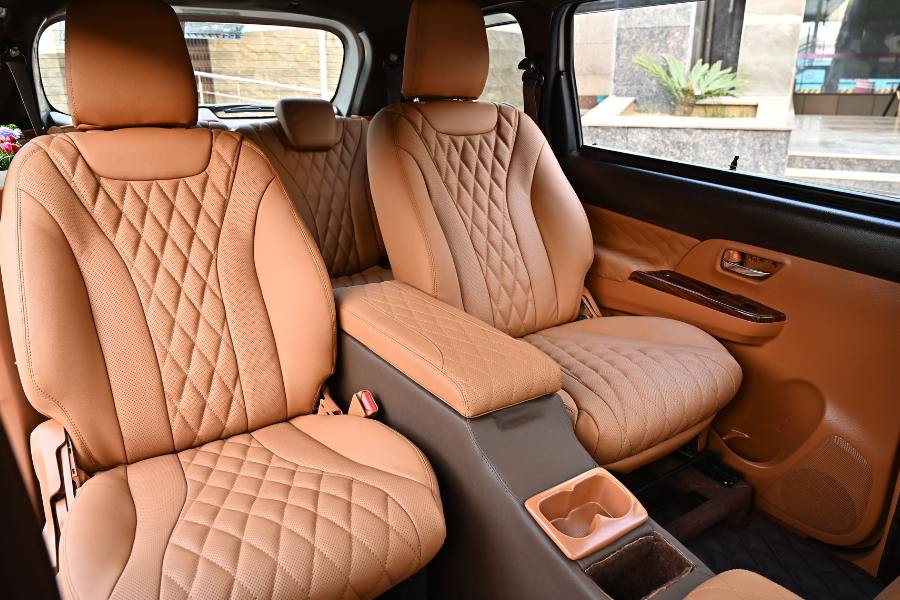 সবার আগে গাড়ির পুরনো সিটের আবরণ বদলে ফেলুন। বহু দিন ধরে ব্যবহার করতে করতে অনেক সময় রঙ চটে নষ্ট হয়ে যায়। বদলে ফেলুন,  নতুন রঙের অন্য রকম নকশা বা প্রিন্ট করা আবরণ কিনে নিন। 