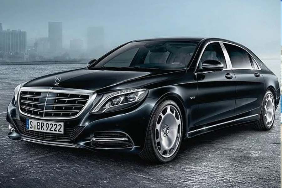 মার্সেডিজ বেঞ্জ এস-৬০০:  আনুমানিক সাড়ে ১০ কোটি টাকা দামের এই গাড়িও ভারতে হাতে গোনা মাত্র কয়েক জনেরই আছে। যেমন, মুকেশ আম্বানি বা প্রাক্তন প্রধানমন্ত্রী মনমোহন সিংহ। 
