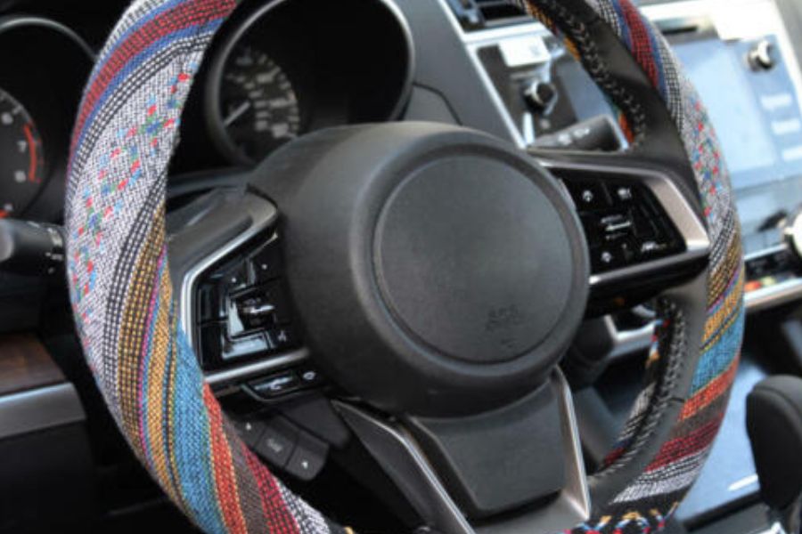 স্টিয়ারিং হুইলেও অনেকে আবরণ বা কভার দেওয়া পছন্দ করেন। নানা রকম কারুকাজ করা বা প্রিন্টের আবরণ কিনে নিন। এতে আপনার স্টিয়ারিং ধরতেও সুবিধা হবে, আবার গাড়ির অন্দর বেশ নতুনের মতো লাগবে। 
