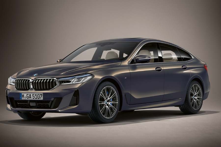 বিএমডব্লিউ ৬ সিরিজ:  তার সুবিশাল সংগ্রহে রয়েছে ৩.০ লিটারের ৬ সিলিন্ডার ডিজেল ইঞ্জিন, যাতে ১০০ কিলোমিটার অবধি গতি উঠতে পারে মাত্র ৫.৪ সেকেন্ডের মধ্যে। দাম আনুমানিক ৬৫ লাখ টাকা! 