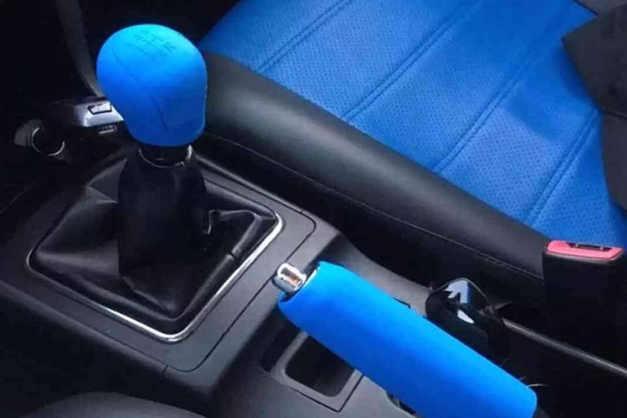 সিটের আবরণ বদলাচ্ছেন?  তা হলে সঙ্গে মানানসই গিয়ারের নব,  হ্যান্ডেল ব্রেক ইত্যাদির মাথার আবরণও বদলে ফেলুন! গাড়ির অন্দরের চারপাশে একই রঙ থাকলে তাতে সামঞ্জস্য আসবে সাজানোয়। 